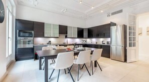 Kühlschrank, Mikrowelle, Ofen, Herdplatte