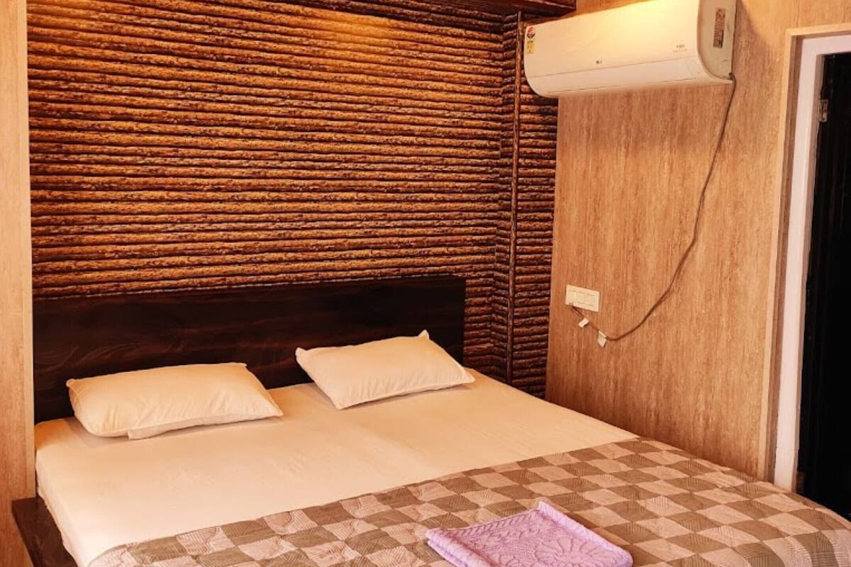 Deluxe Double Room | WiFi (free), bed sheets