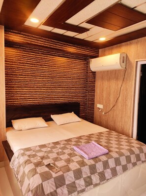 Quarto casal luxo | Wi-Fi de cortesia, roupa de cama