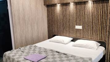Standard Double Room | Free WiFi, bed sheets