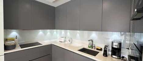 雪櫃、微波爐、焗爐、洗碗機