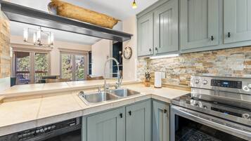 ثلاجة، ميكروويف، فرن، موقد طهي مسطح