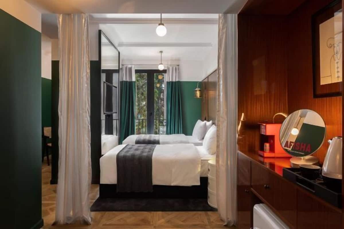 1 quarto, frigobar, cofres nos quartos, cortinas blackout