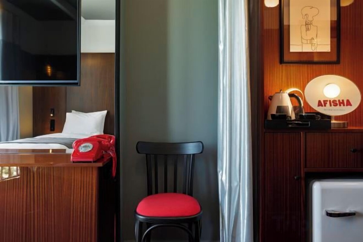 Hypo-allergenic bedding available, minibar, in-room safe