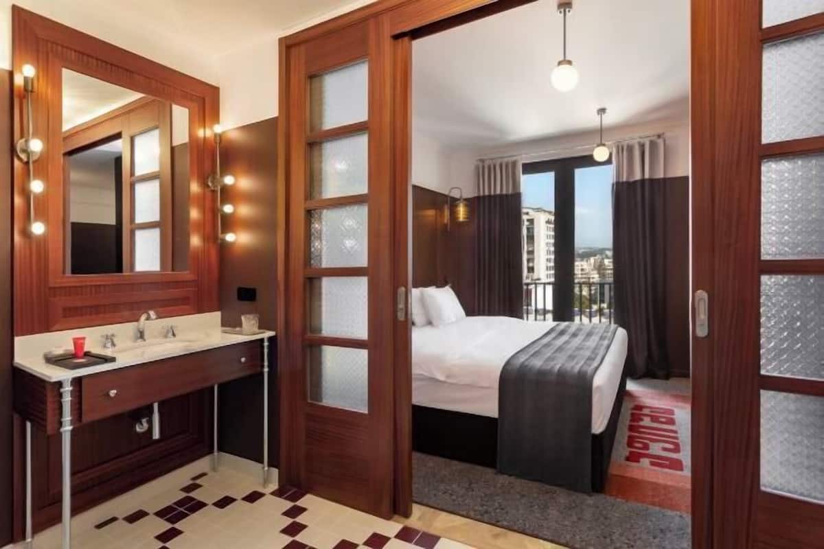 1 quarto, frigobar, cofres nos quartos, cortinas blackout