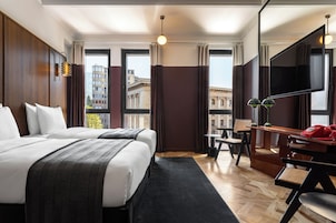 Superior Double Room | Minibar, in-room safe, blackout drapes, soundproofing