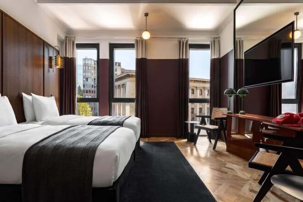 1 quarto, frigobar, cofres nos quartos, cortinas blackout