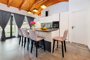 Departamento, 2 habitaciones | Cocina privada | Cafetera y tetera, tetera eléctrica, tostadora y congelador