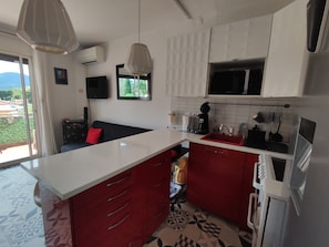 Coffee/tea maker, fridge, microwave, oven