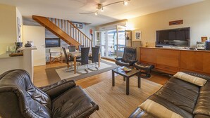 TV - Family Duplex Apartment with Sea View, Near Beach and Shops (Arzon)