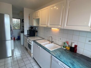 Refrigerador, microondas, horno y lavavajillas 