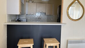Dining - Beachfront Duplex T3, 5P, Terrace, Elevator, Parking, Pet-Friendly. Near Shops & Events. (Le Barcarès)