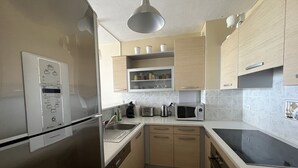 Private kitchen - Beachfront Duplex T3, 5P, Terrace, Elevator, Parking, Pet-Friendly. Near Shops & Events. (Le Barcarès)