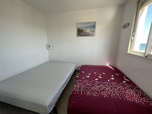 Room - Bright studio 4P sea view with private parking (Le Barcarès)