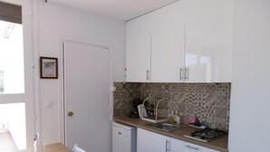 Private kitchen - Charming Studio with Balcony, Parking, 150m from Beach, Sleeps 3/4, Close to Shops and Restaurants (Le Barcarès)