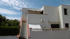 Exterior - Charming Studio with Balcony, Parking, 150m from Beach, Sleeps 3/4, Close to Shops and Restaurants (Le Barcarès)