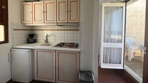 Private kitchen - Le Barcarès, studio for 2, terrace, parking, pets welcome, direct beach access (Le Barcarès)