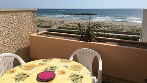 Outdoor dining - Le Barcarès, studio for 2, terrace, parking, pets welcome, direct beach access (Le Barcarès)