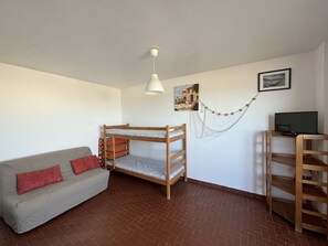 TV - Pleasant studio for 4 pers. Sea view terrace, parking, pets allowed (Le Barcarès)