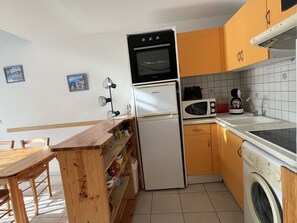 Réfrigérateur, four à micro-ondes, surface de cuisson, cafetière-théière