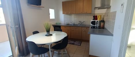 Réfrigérateur, four à micro-ondes, un four, surface de cuisson