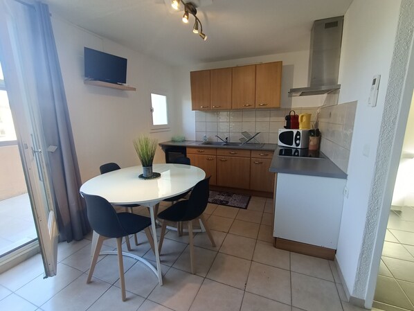 Fridge, microwave, oven, stovetop