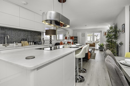 Sunset Townhouse With Free Parking