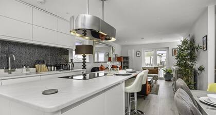 Sunset Townhouse With Free Parking