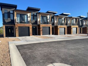 Exterior - New Town Home-Sleeps 12- Multiple available- #11 (Page)