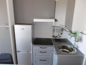 Kühlschrank, Mikrowelle, Ofen, Herdplatte