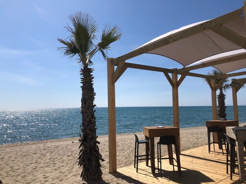Le Barcarès: Modern A/C T2, beachfront, sleeps 4, secure parking