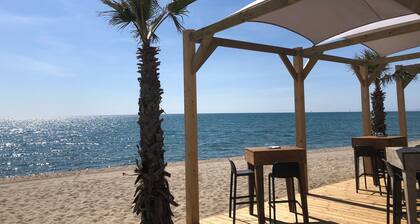 Le Barcarès: Modern A/C T2, beachfront, sleeps 4, secure parking