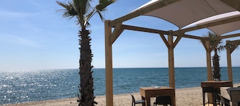 Le Barcarès: Modern A/C T2, beachfront, sleeps 4, secure parking