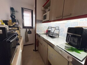 Kühlschrank, Mikrowelle, Herdplatte, Geschirrspüler