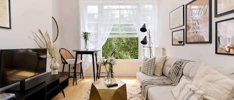 Departamento (2 Bedrooms) | Área de sala de estar | Televisión de 37 pulgadas con canales por cable