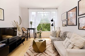 Living area - The Camden Hideout - Modish and Bright 2bdr Flat (London)