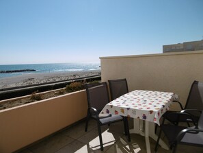 Outdoor dining - Charming T2 in Barcarès - Beach Access - 4P - Terrace - Parking (Le Barcarès)