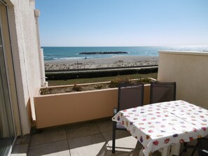 Outdoor dining - Charming T2 in Barcarès - Beach Access - 4P - Terrace - Parking (Le Barcarès)