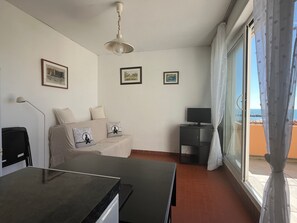 TV - Charming T2 in Barcarès - Beach Access - 4P - Terrace - Parking (Le Barcarès)