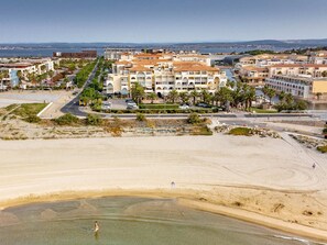 På stranden