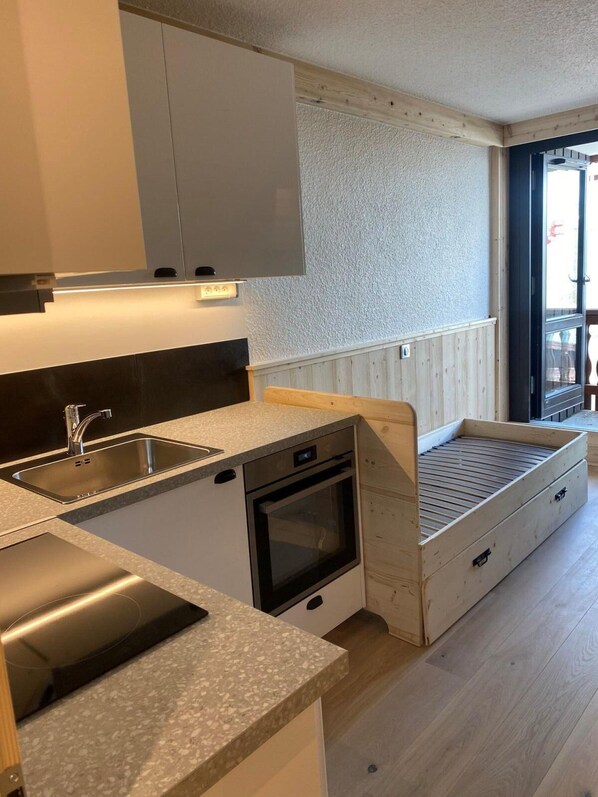 Fridge, oven