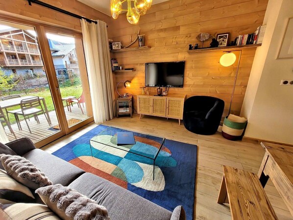 TV - Charming new apartment with garden, near center, 4-5 pers (Les Gets)