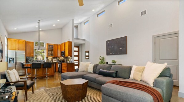 Älytelevisio, videopelejä, stereot, tietokoneen näyttö