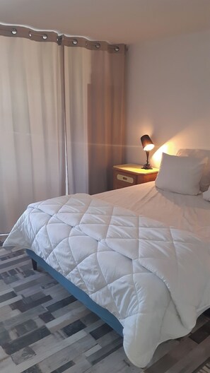 1 slaapkamer, een strijkplank/strijkijzer, gratis wifi, beddengoed