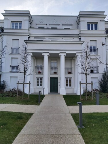 1km from Disney and Vallée Village - Apt 2 bedrooms with balcony