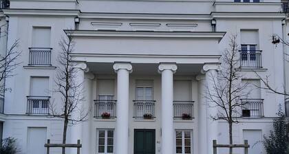 1km from Disney and Vallée Village - Apt 2 bedrooms with balcony