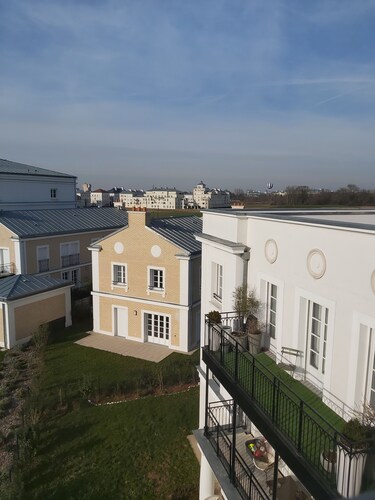 1km from Disney and Vallée Village - Apt 2 bedrooms with balcony