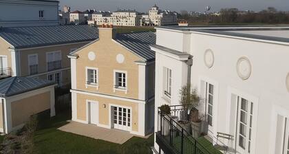 1km from Disney and Vallée Village - Apt 2 bedrooms with balcony