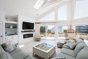 Télévision, cheminée