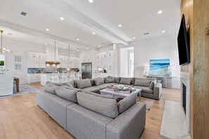 TV connectée, cheminée, table de tennis de table, livres